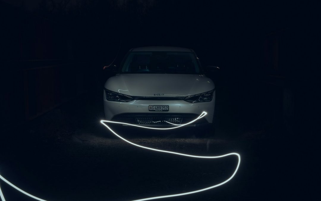 Las ventas de vehículos eléctricos alcanzan un récord a pesar de que los fabricantes de automóviles frenan.