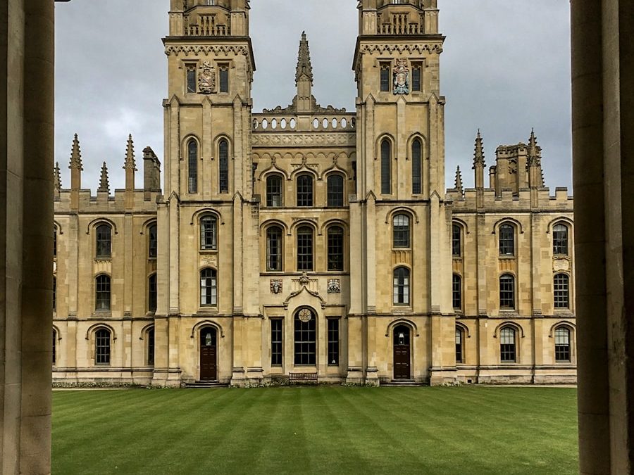 Oxford advierte que la IA está haciendo a los adolescentes más rápidos — pero pensadores más superficiales.